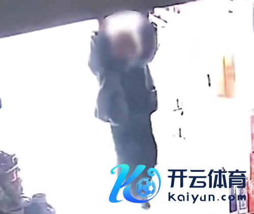 1岁多小孩合手高潮卷帘门悬空家长决骤施救