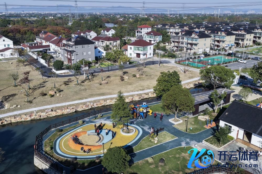 2025年11月19日拍摄的浙江省湖州市长兴县吕山乡吕山村(无东说念主机像片)。连年来,吕山乡积极鞭策和好意思乡村扶持,通过农村东说念主居环境整治、创建秀逸宜居家园等,助力乡村振兴。新华社记者 徐昱 摄